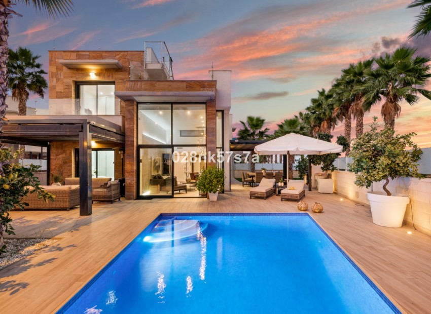 Resale - Villa - Cabo Roig