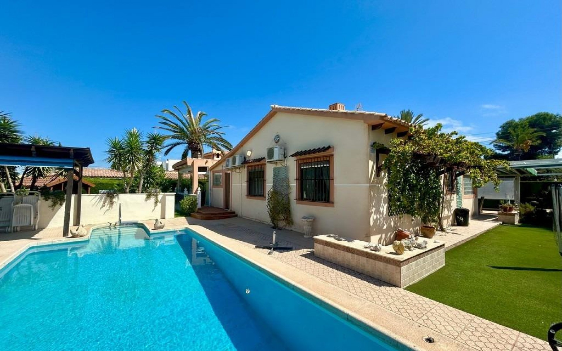 Resale - Villa - Cabo Roig