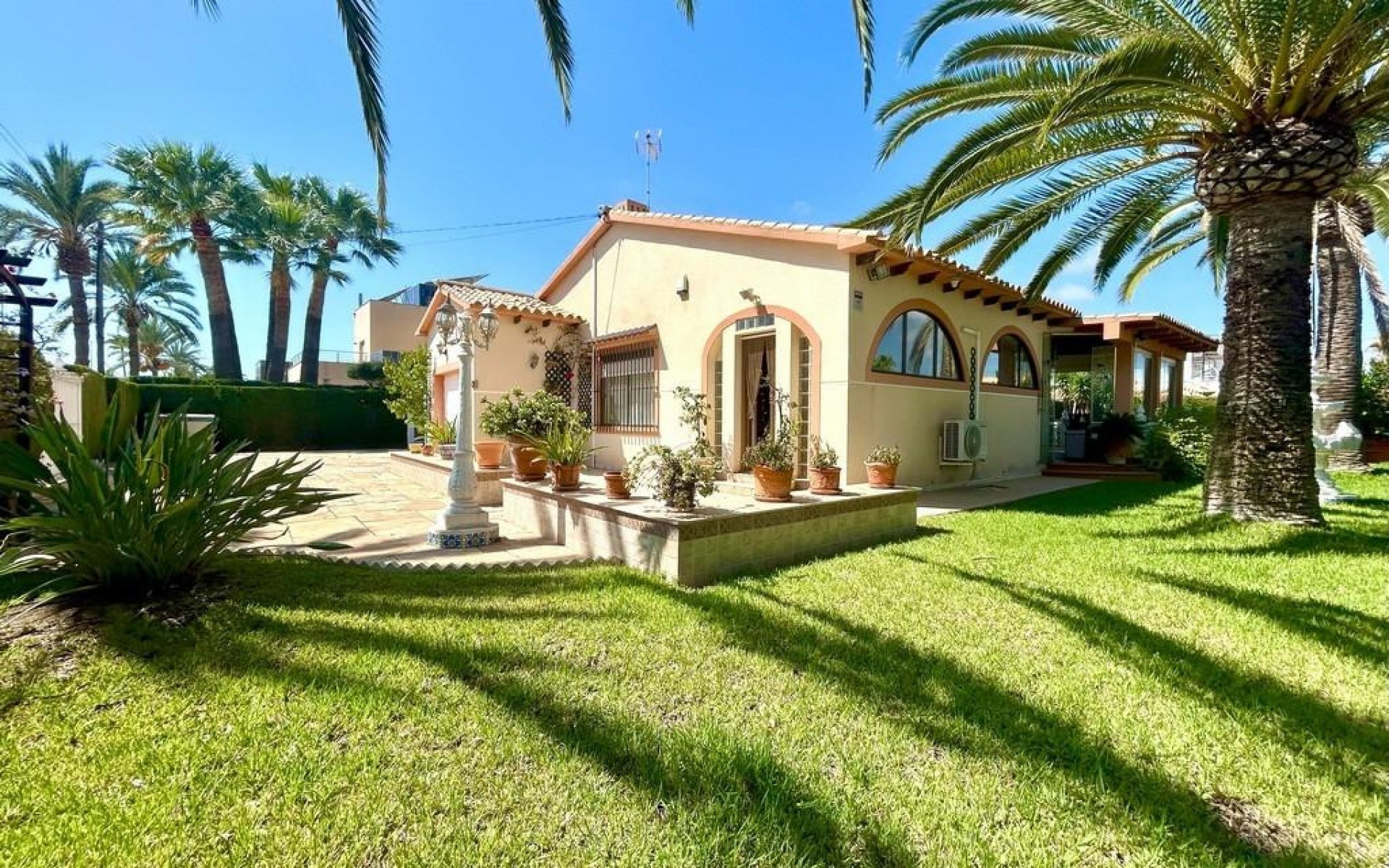 Resale - Villa - Cabo Roig