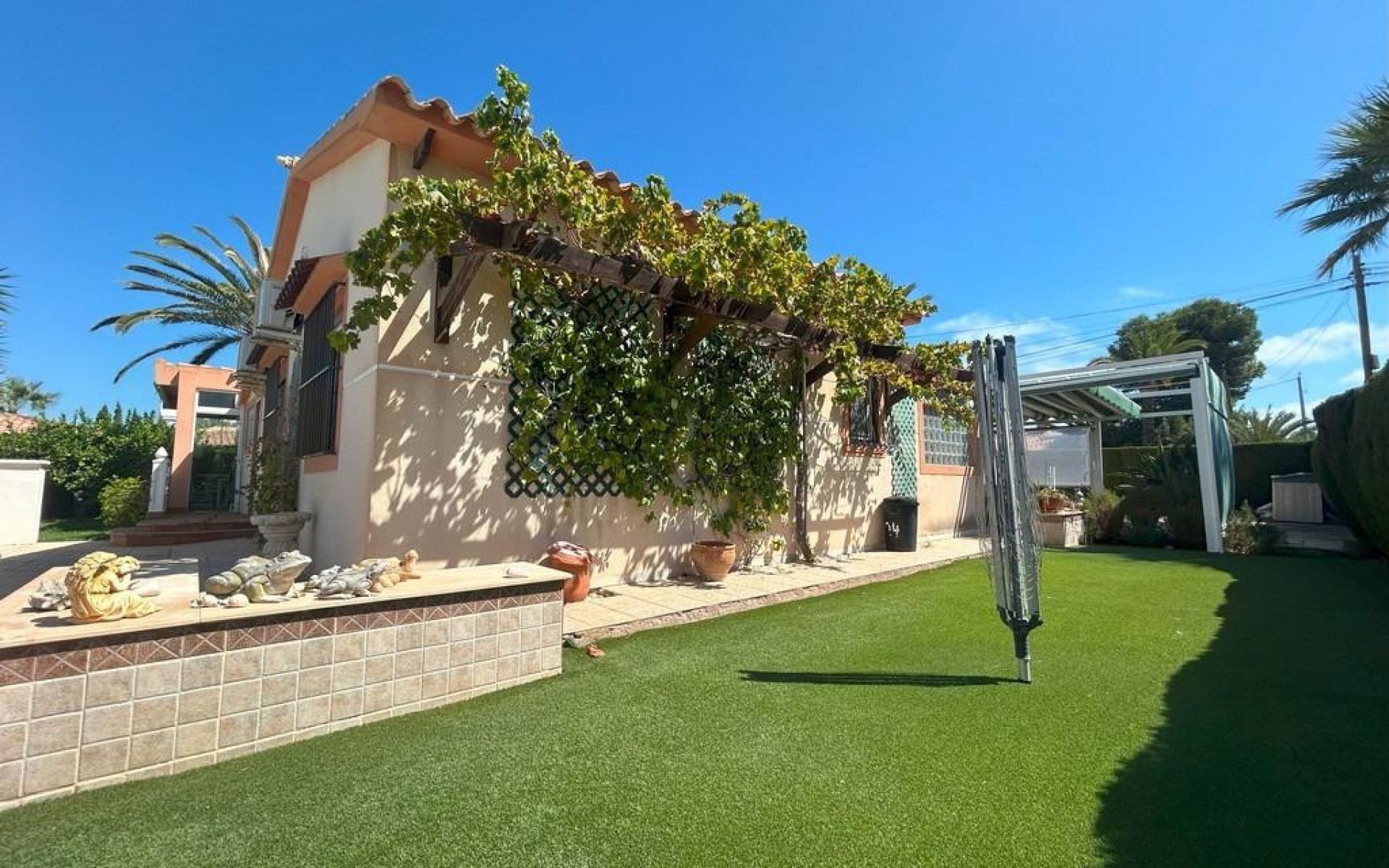 Resale - Villa - Cabo Roig