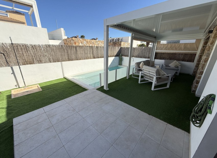 Resale - Villa - Cabo Roig