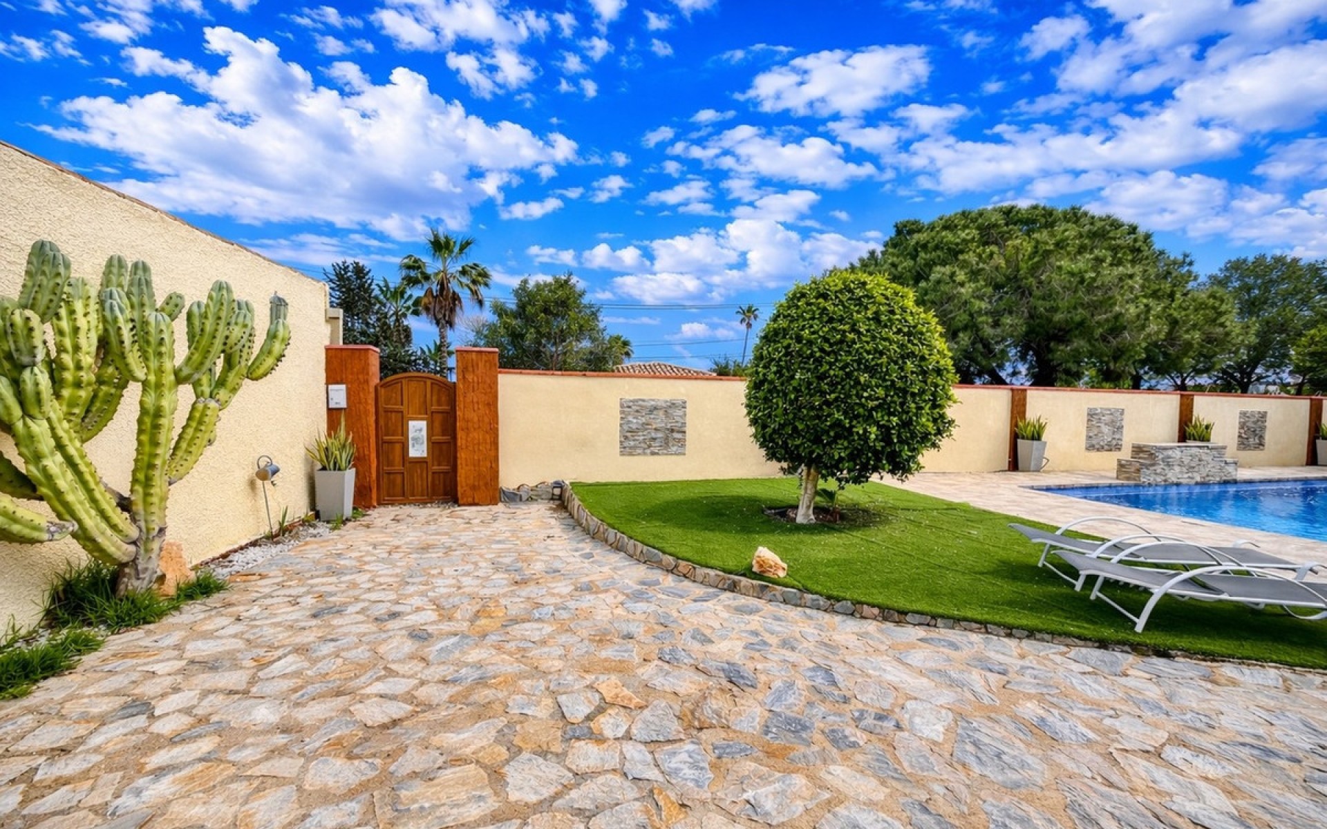 Resale - Villa - Cabo Roig