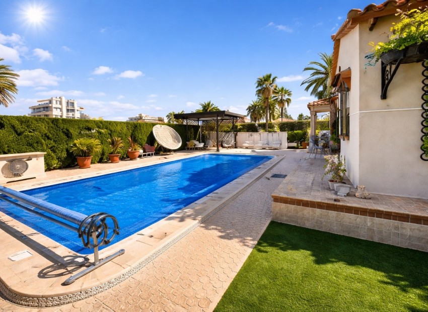 Resale - Villa - Cabo Roig