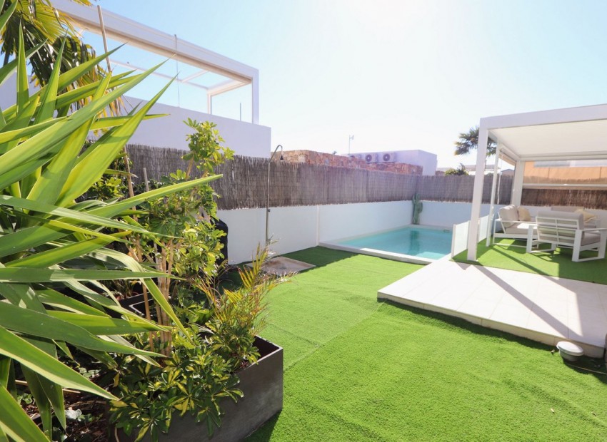 Resale - Villa - Cabo Roig