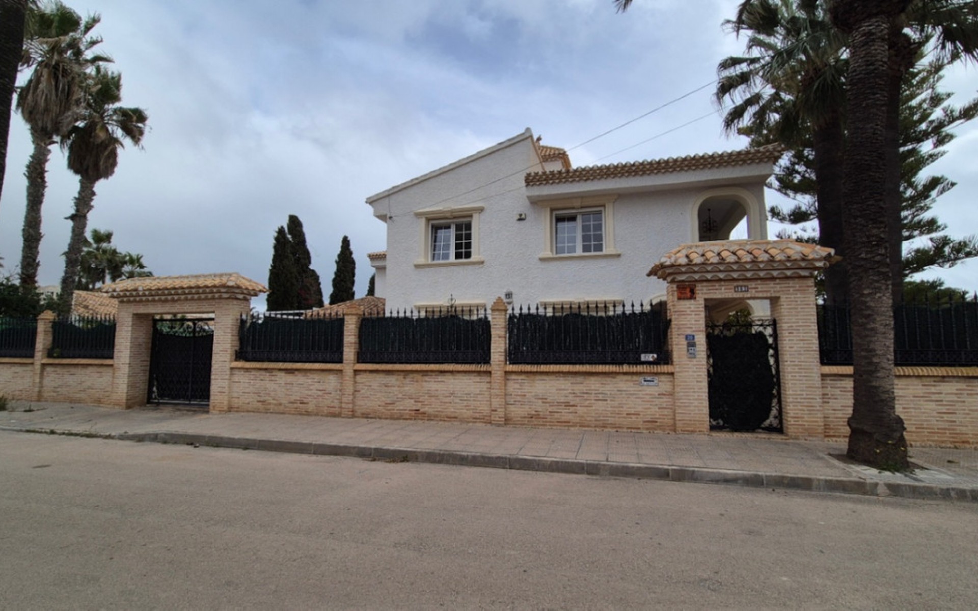 Resale - Villa - Cabo Roig