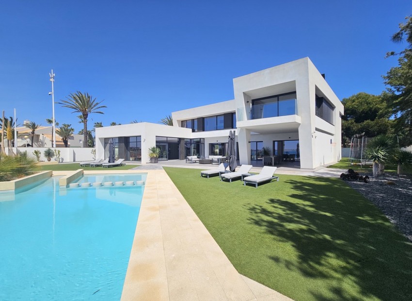 Resale - Villa - Cabo Roig