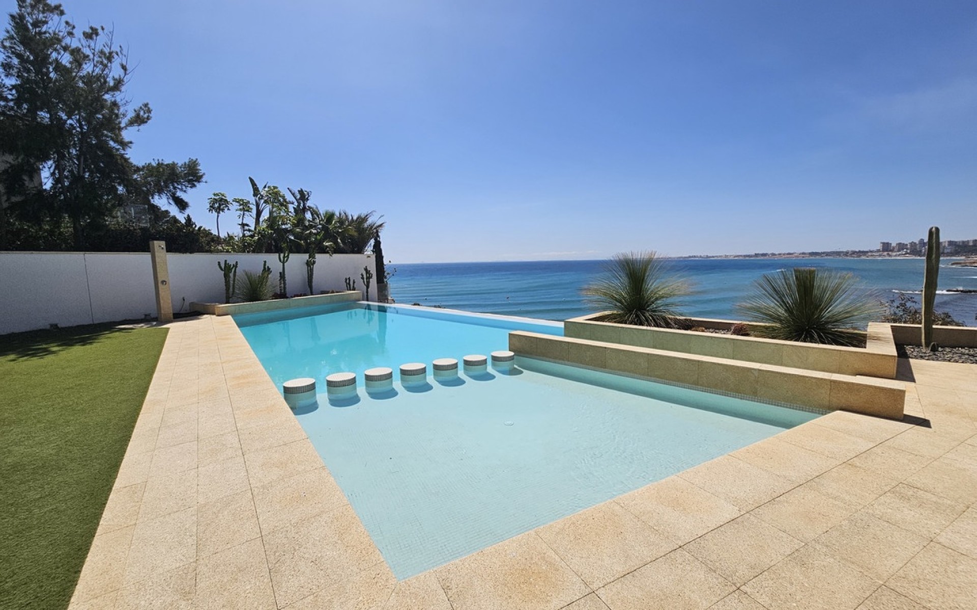 Resale - Villa - Cabo Roig