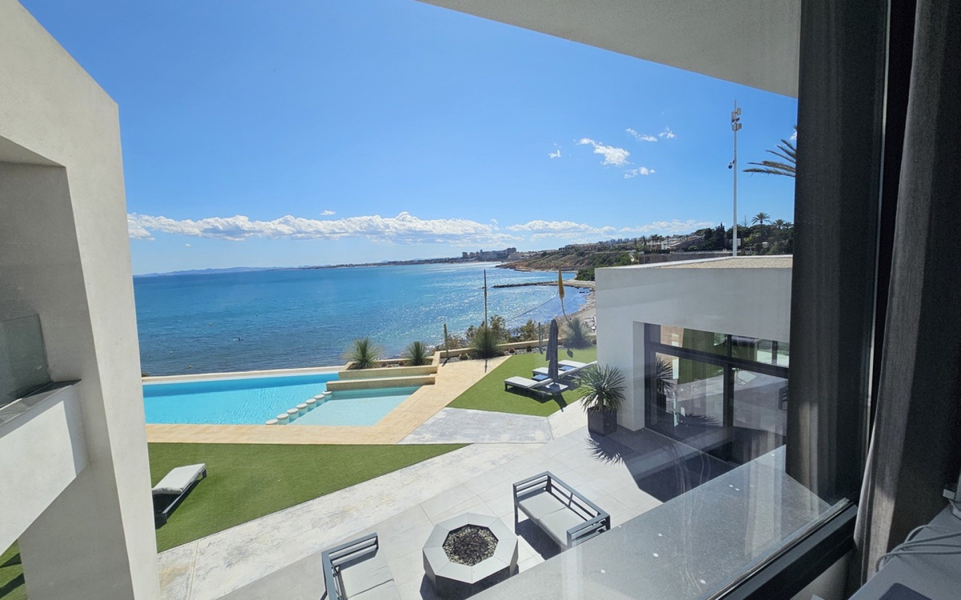 Resale - Villa - Cabo Roig