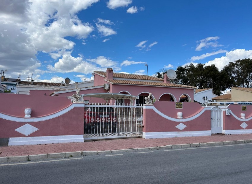 Resale - Villa - Cabo Roig