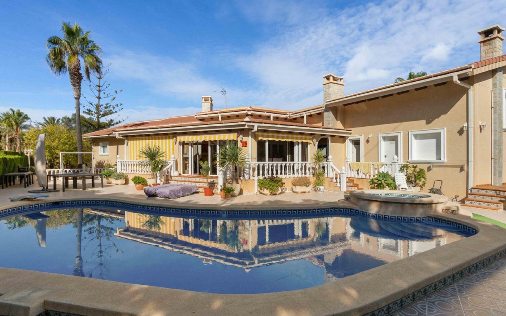 Resale - Villa - Cabo Roig