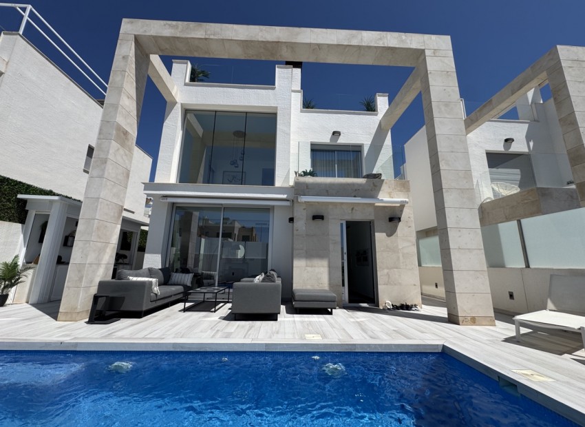 Resale - Villa - Cabo Roig