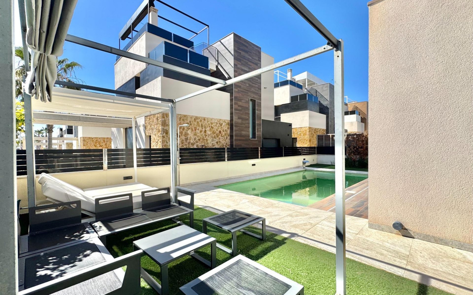 Resale - Villa - Cabo Roig