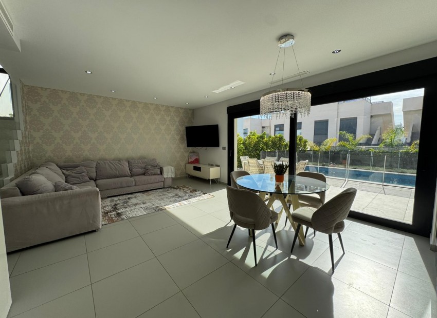 Resale - Villa - Ciudad Quesada - Pueblo Bravo