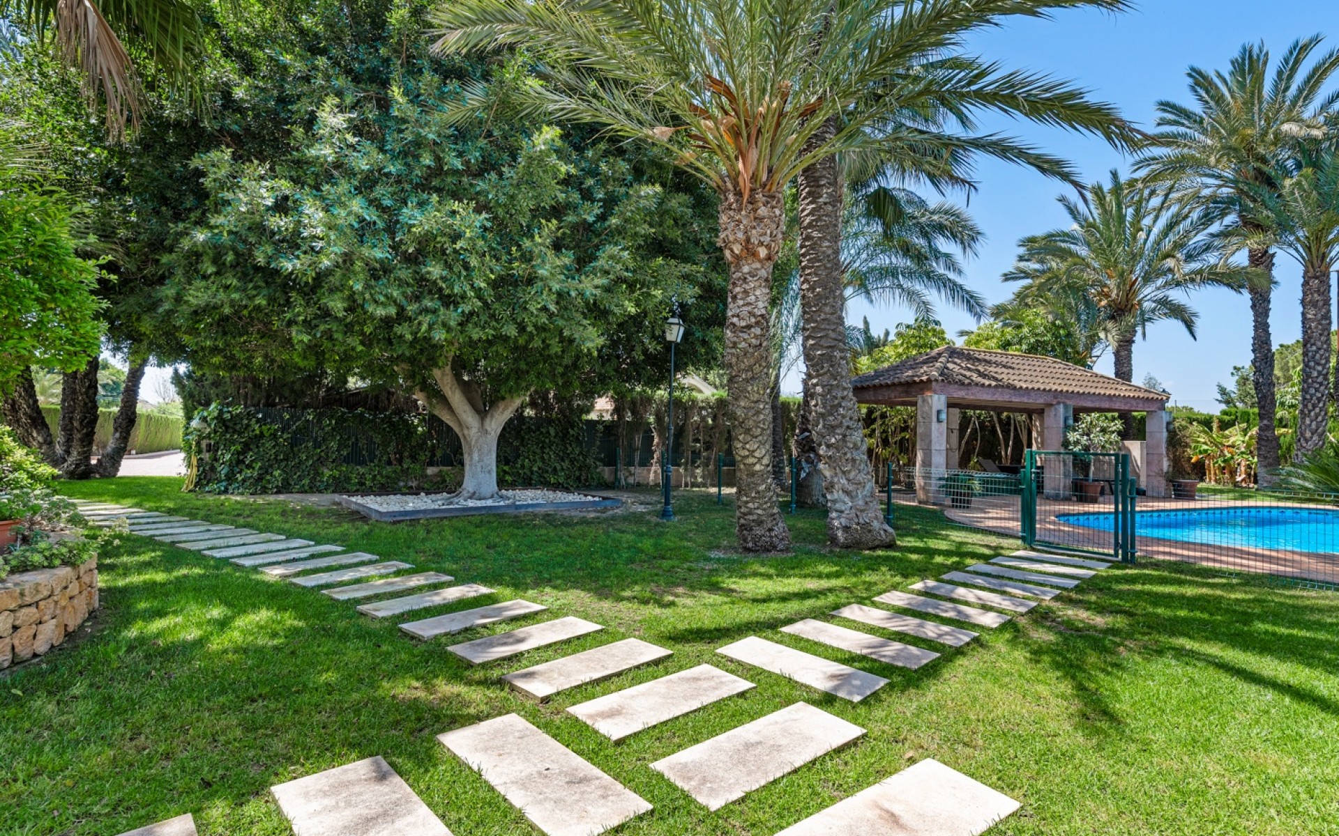 Resale - Villa - Elche