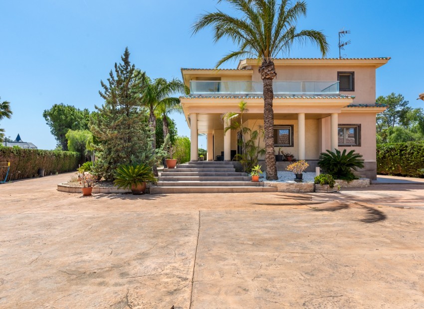 Resale - Villa - Elche