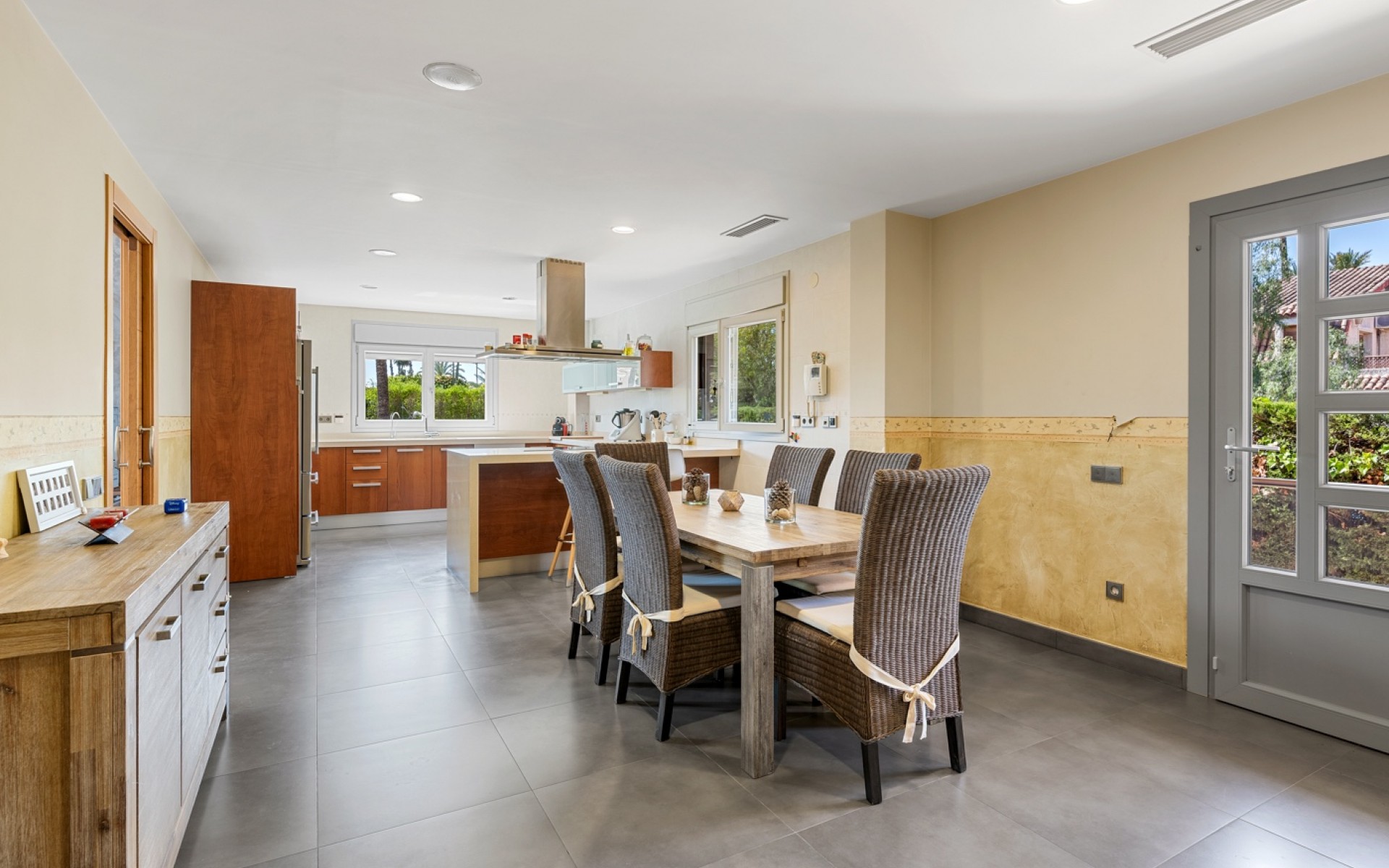 Resale - Villa - Elche