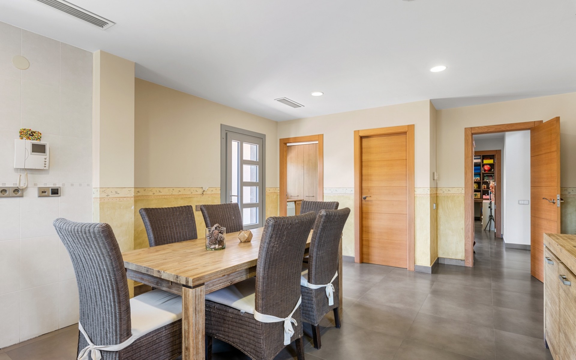 Resale - Villa - Elche