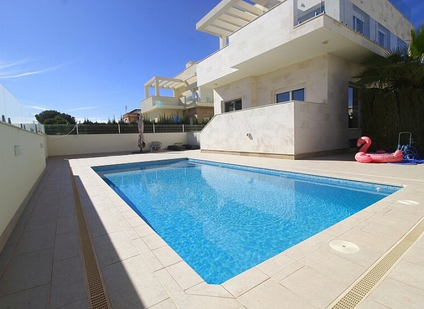 Resale - Villa - La Zenia