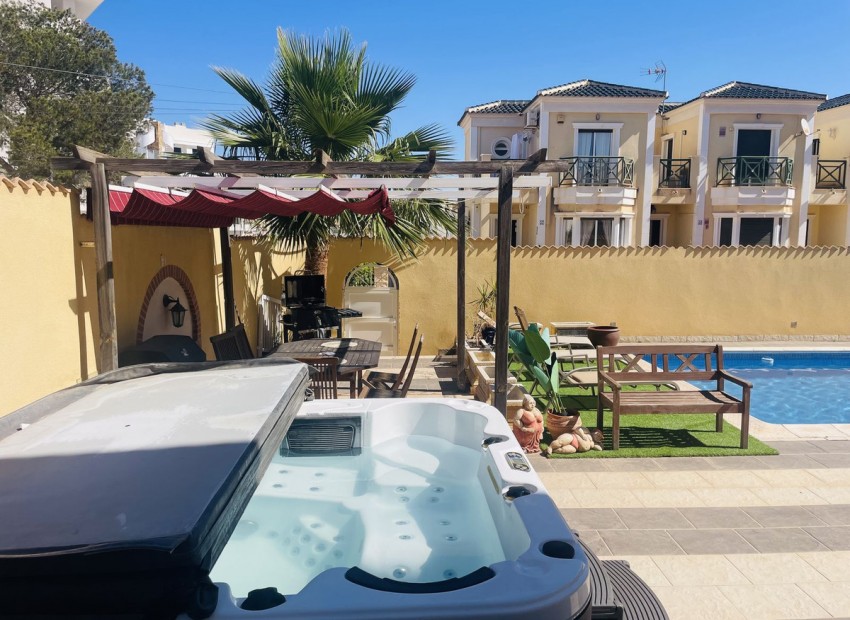 Resale - Villa - Orihuela - Villamartin