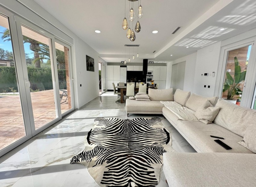 Resale - Villa - Petrel - Petrer