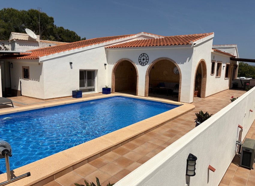 Resale - Villa - Pinar De Campoverde