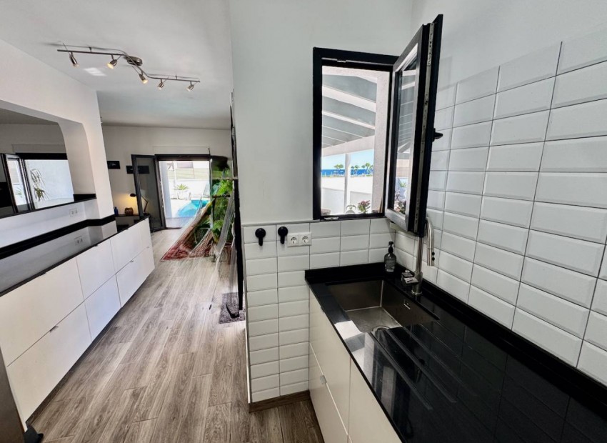 Resale - Villa - Punta Prima