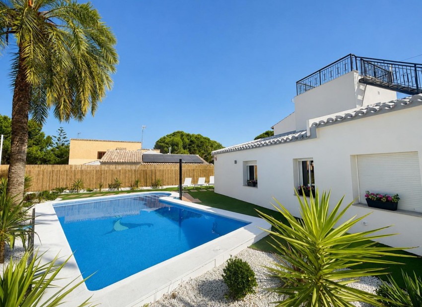 Resale - Villa - Punta Prima