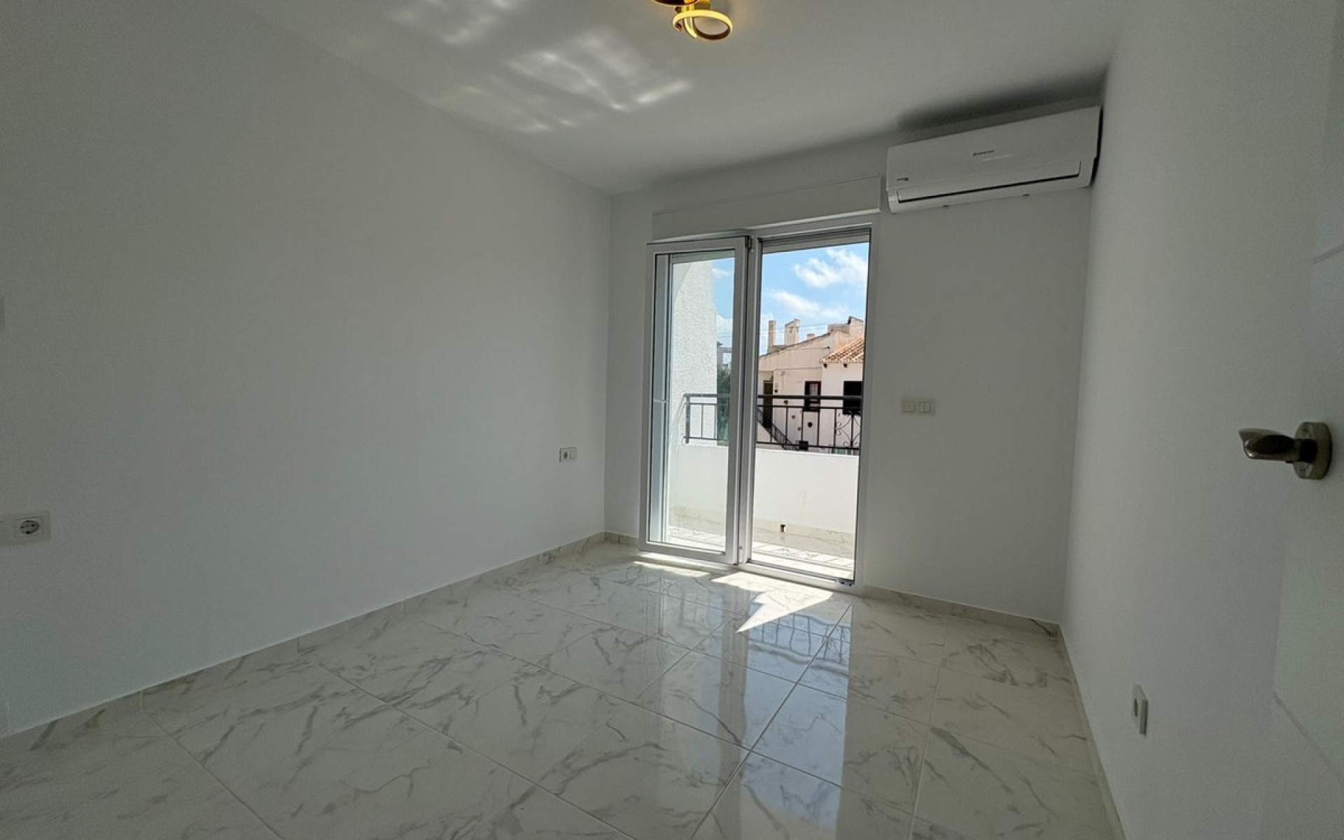 Resale - Villa - Torrevieja - Torrevieja Centro