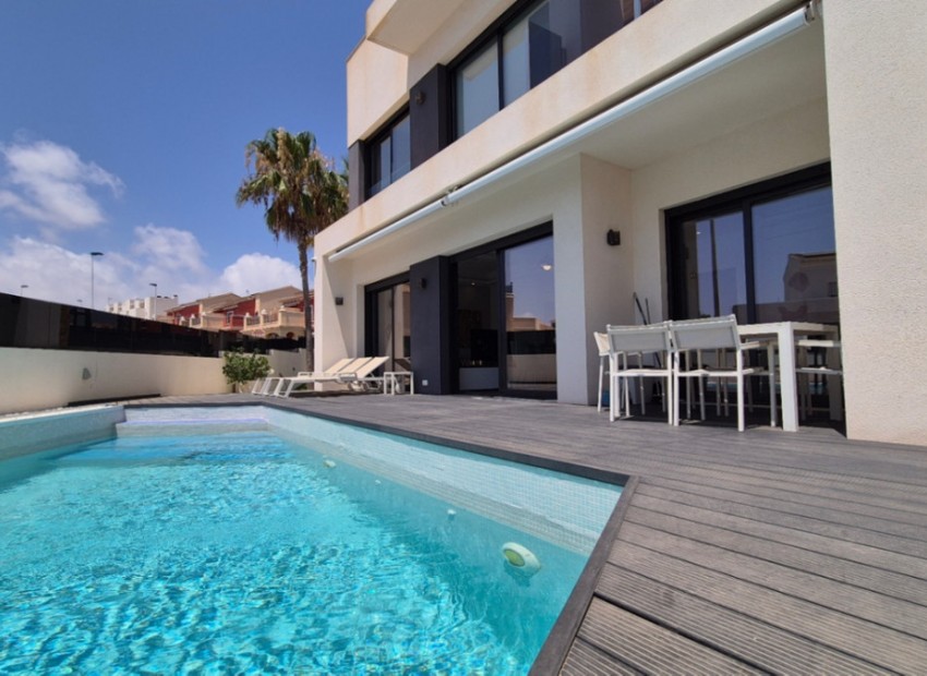 Resale - Villa - Torrevieja - Torrevieja Centro