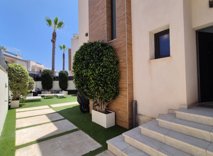 Resale - Villa - Torrevieja - Torrevieja Centro