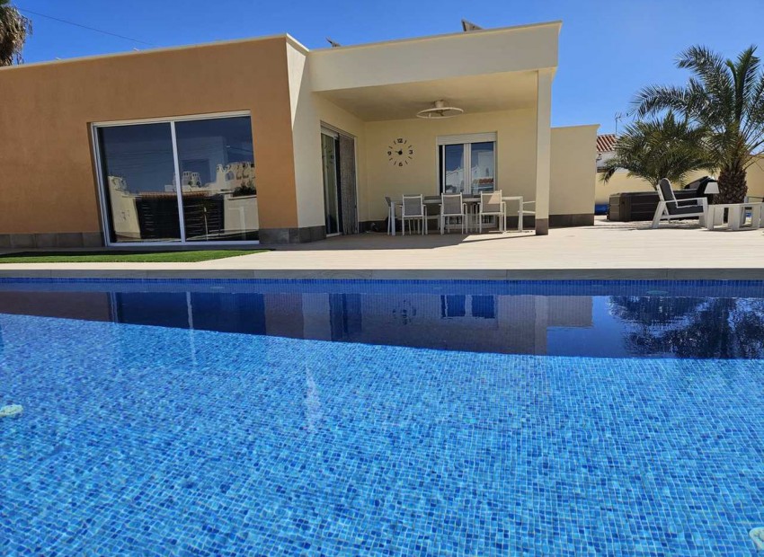 Resale - Villa - Torrevieja - Torrevieja Centro