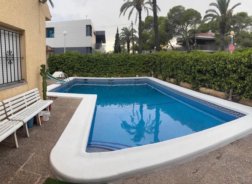 Resale - Villa - Torrevieja - Torrevieja Centro