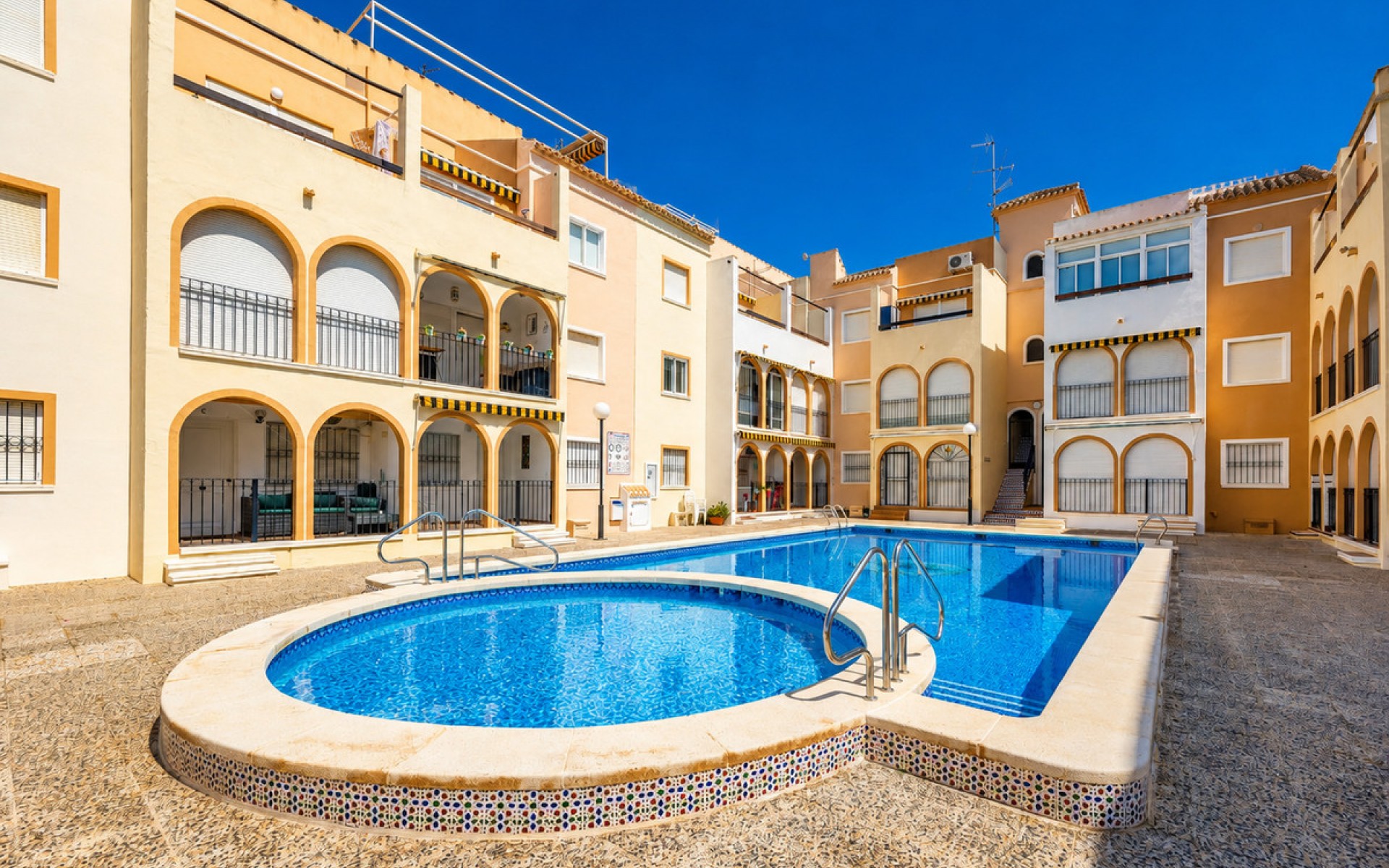 Resale - Villa - Torrevieja - Torrevieja Centro