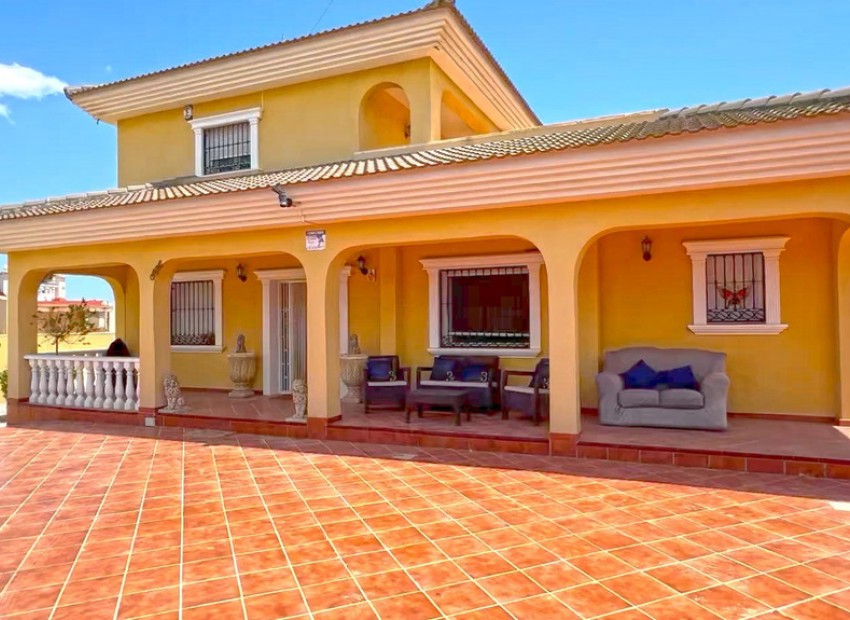 Resale - Villa - Torrevieja - Torrevieja Centro