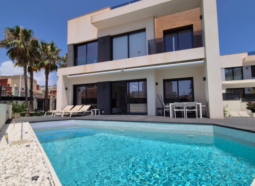 Resale - Villa - Torrevieja - Torrevieja Centro