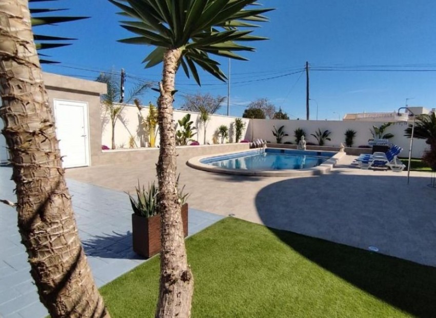 Resale - Villa - Torrevieja - Torrevieja Centro