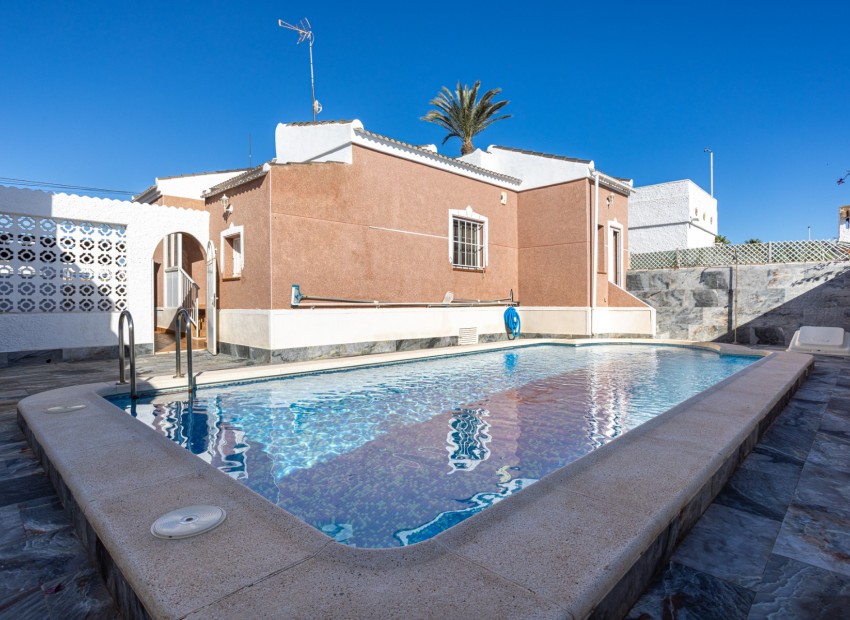 Resale - Villa - Torrevieja - Urbanización San Luis
