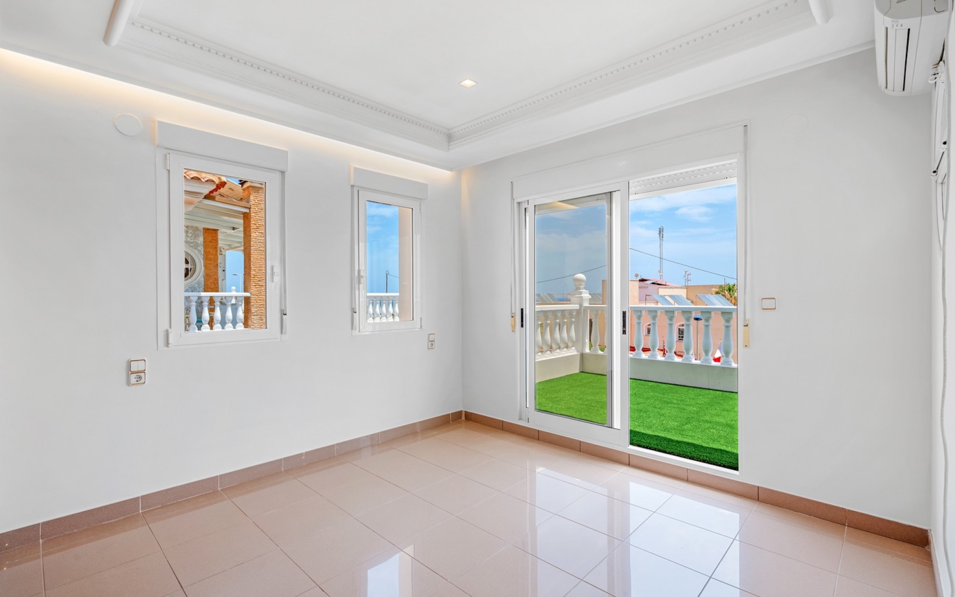 Resale - Villa - Torrevieja