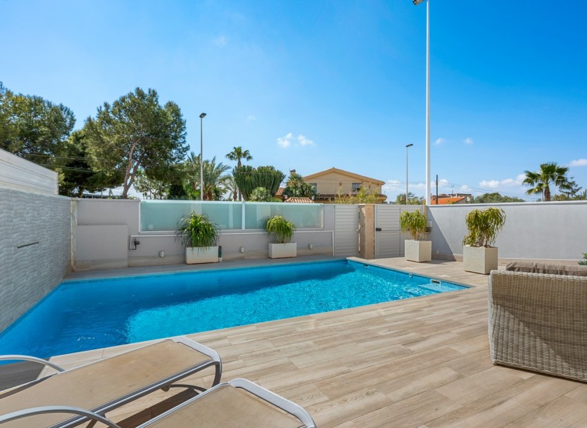 Resale - Villa - Torrevieja