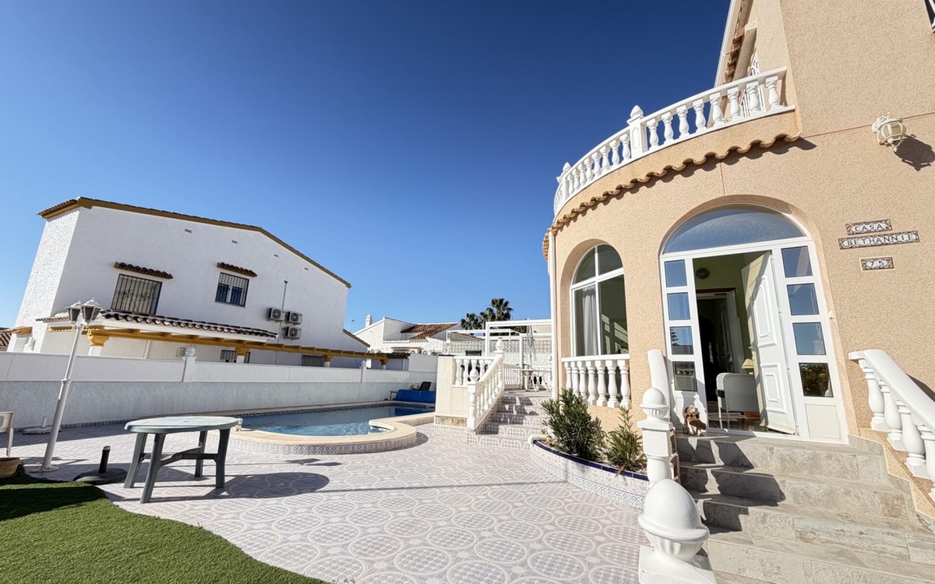 Resale - Villa - Villamartin