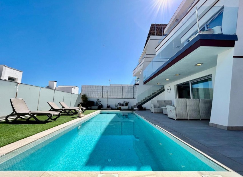 Resale - Villa - Villamartin