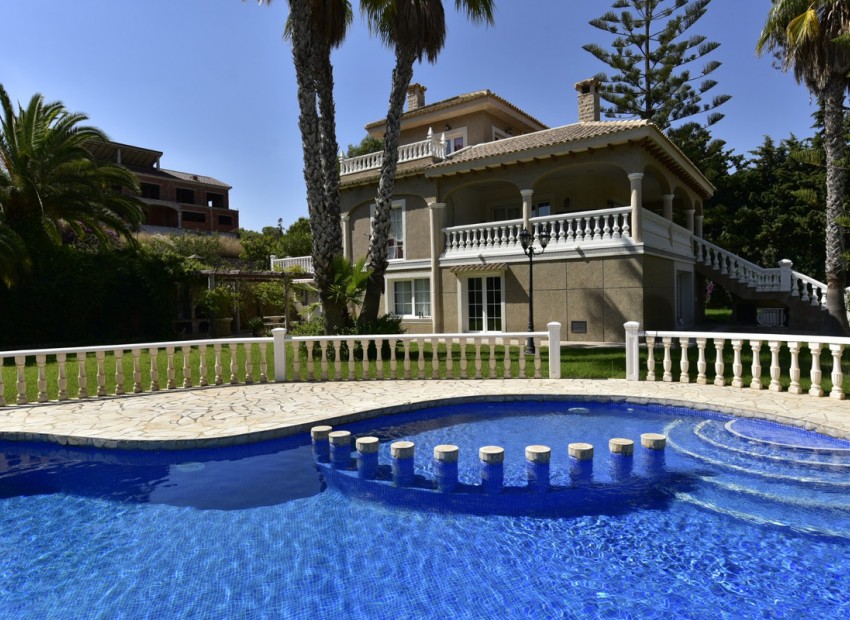 Resale - Villa - Villamartin