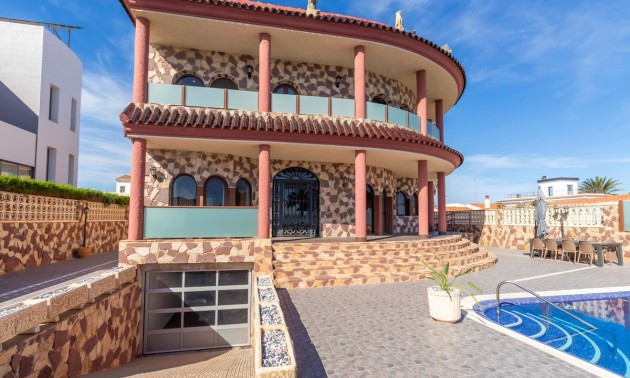 Villa - A Vendre - Orihuela - Orihuela Costa