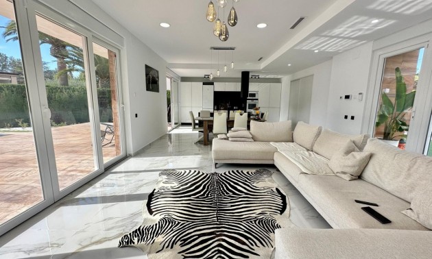 Villa - Resale - Petrel - Petrer