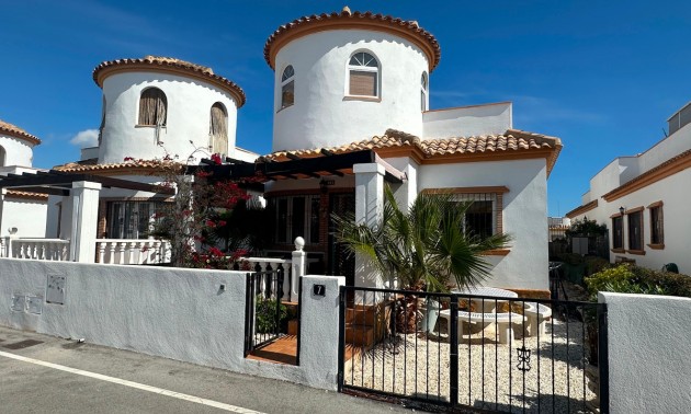 Villa - zum Verkauf - Guardamar Del Segura - Urbanización El Raso