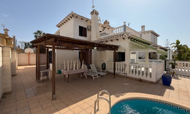 Villa - zum Verkauf - Orihuela - Orihuela Centro