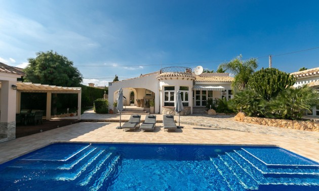 Villa - zum Verkauf - Orihuela - Orihuela Costa