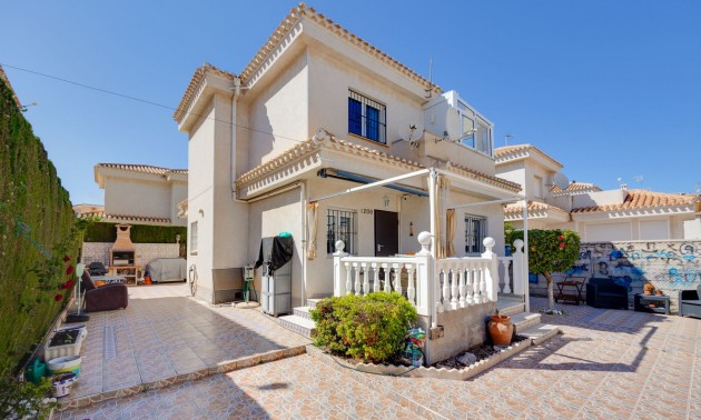 Villa - zum Verkauf - Orihuela - Orihuela Costa