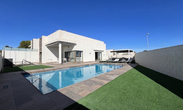 Villa - zum Verkauf - Orihuela - Orihuela Costa
