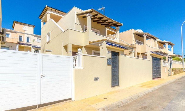 Villa - zum Verkauf - Orihuela - Orihuela Costa